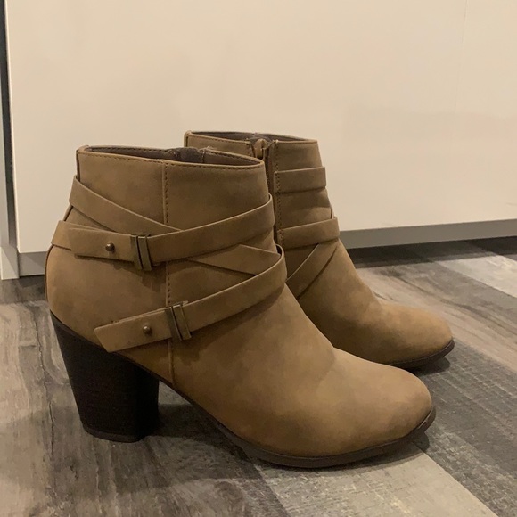 Women’s heeled boots, size 10. - Picture 1 of 9